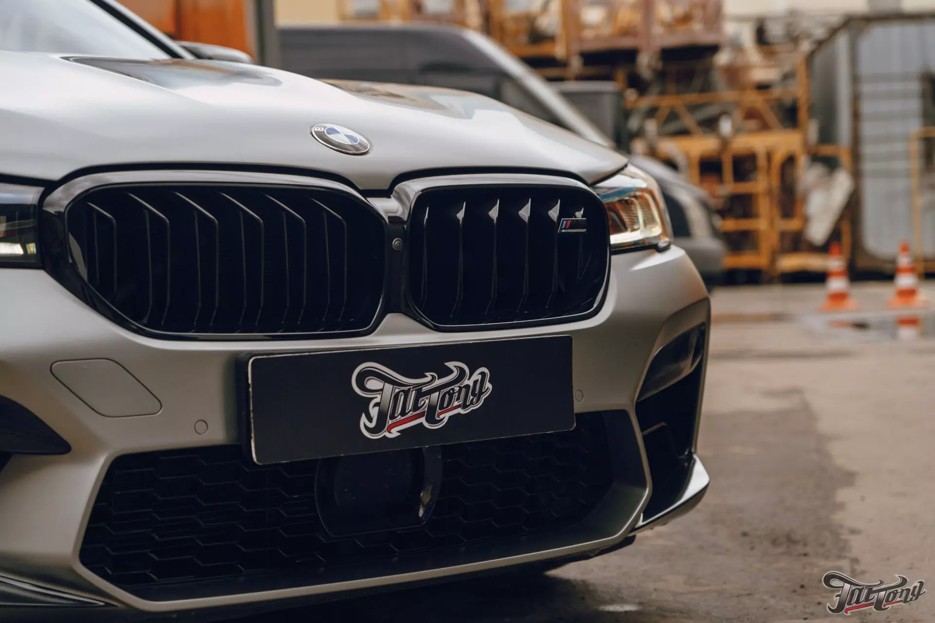 BMW M5. Новые кованые диски. Окрас дисков. Ремонт капота. Детейлинг